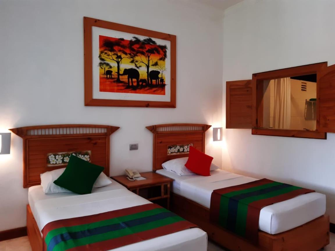 The Oasis Beach Resort Hambantota Extérieur photo
