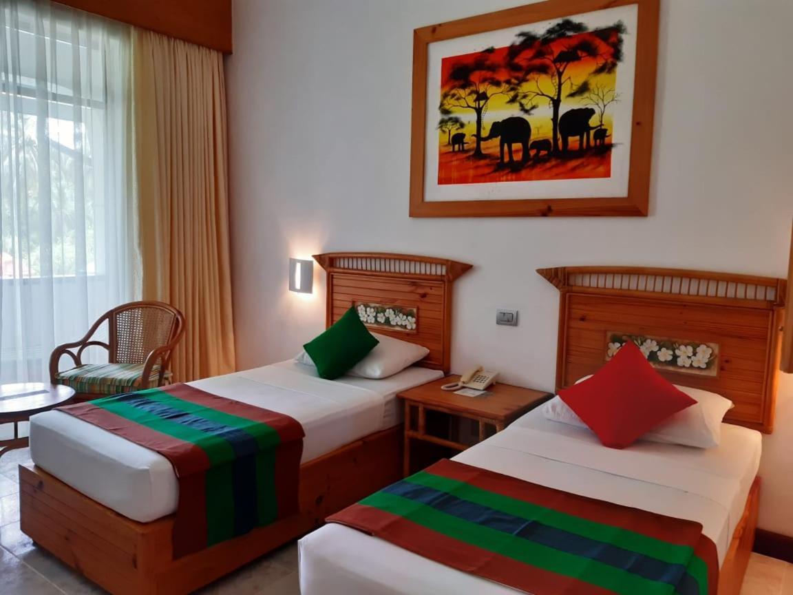 The Oasis Beach Resort Hambantota Extérieur photo