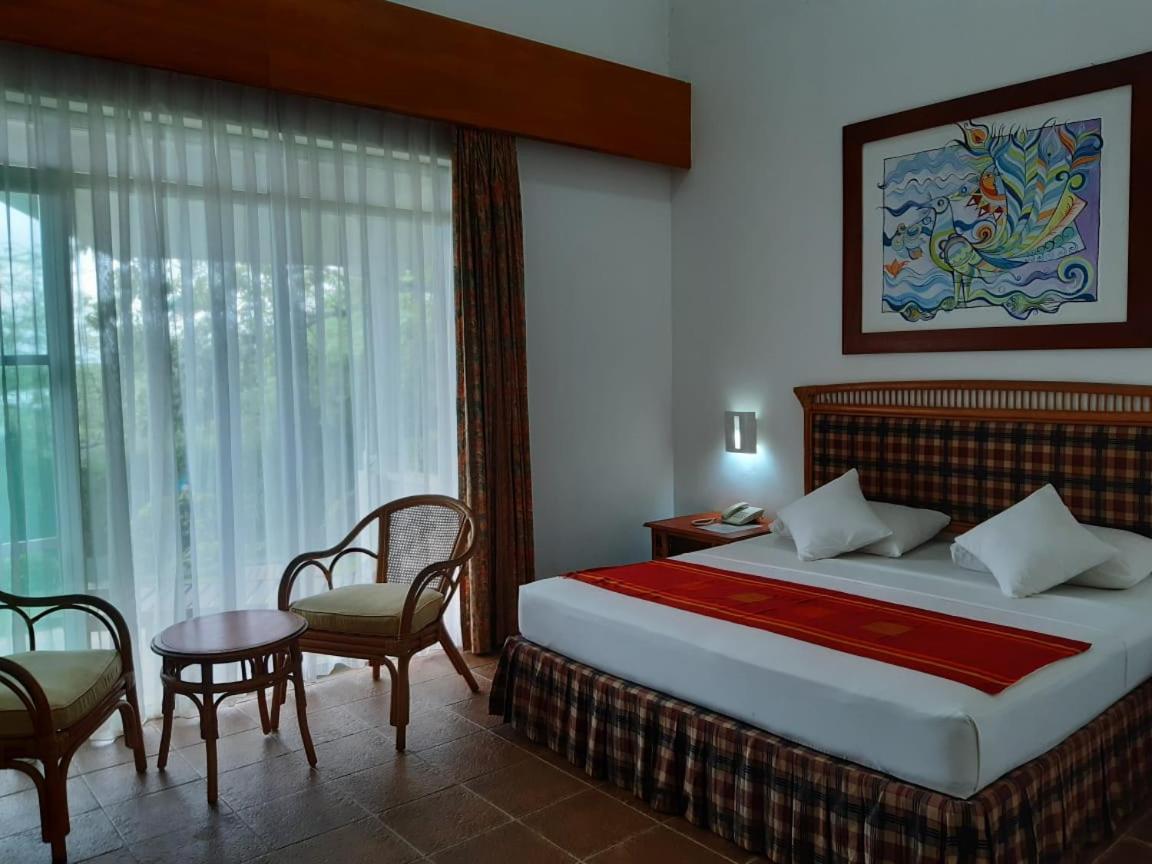 The Oasis Beach Resort Hambantota Extérieur photo