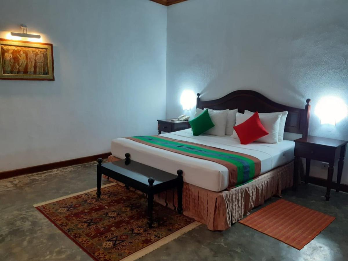 The Oasis Beach Resort Hambantota Extérieur photo