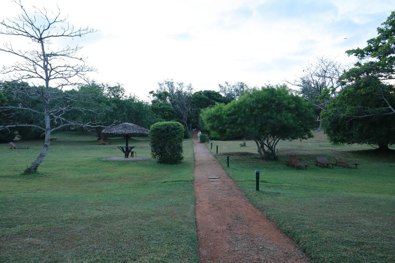 The Oasis Beach Resort Hambantota Extérieur photo