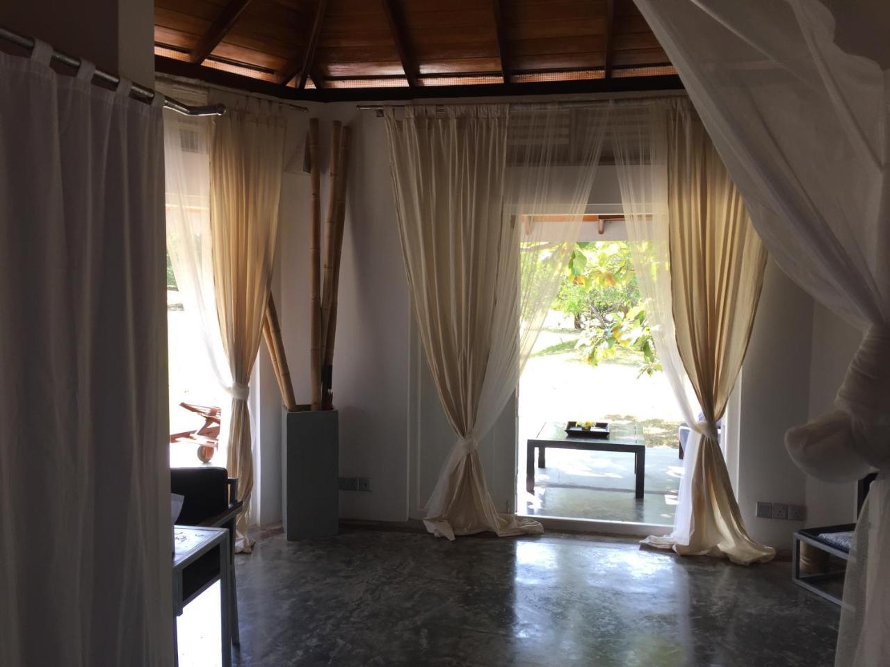 The Oasis Beach Resort Hambantota Extérieur photo