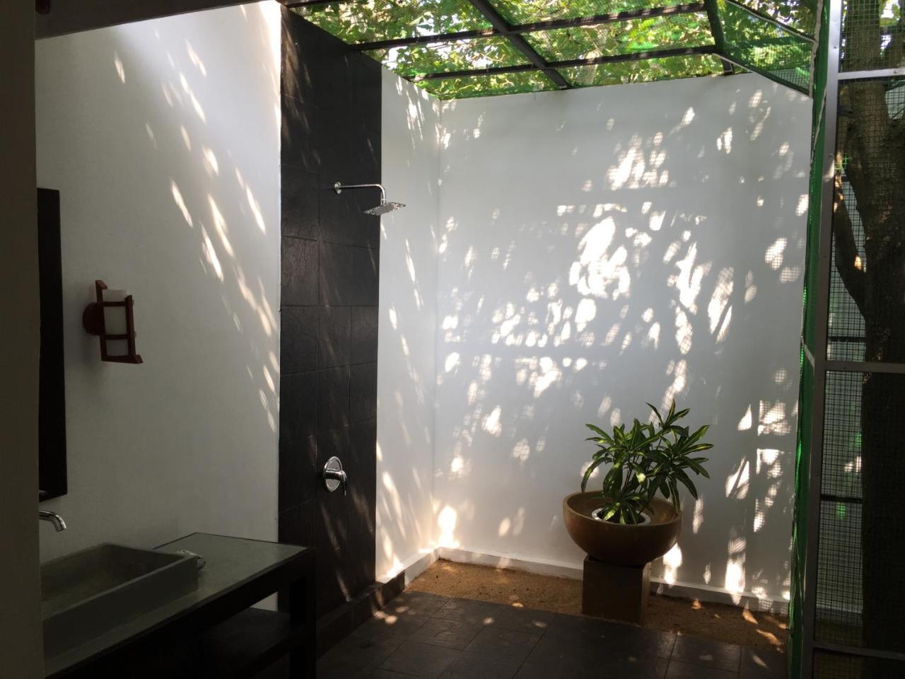 The Oasis Beach Resort Hambantota Extérieur photo
